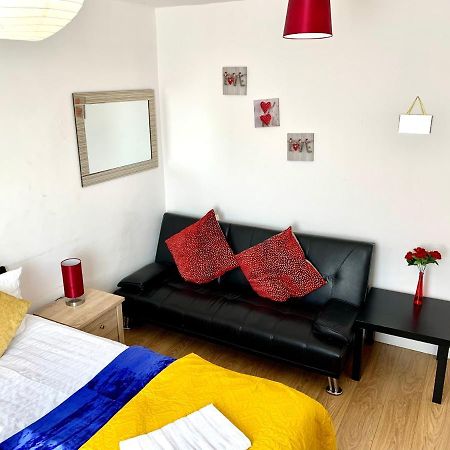 Studio Apartment, Private Bathroom And Parking Ilford Zewnętrze zdjęcie