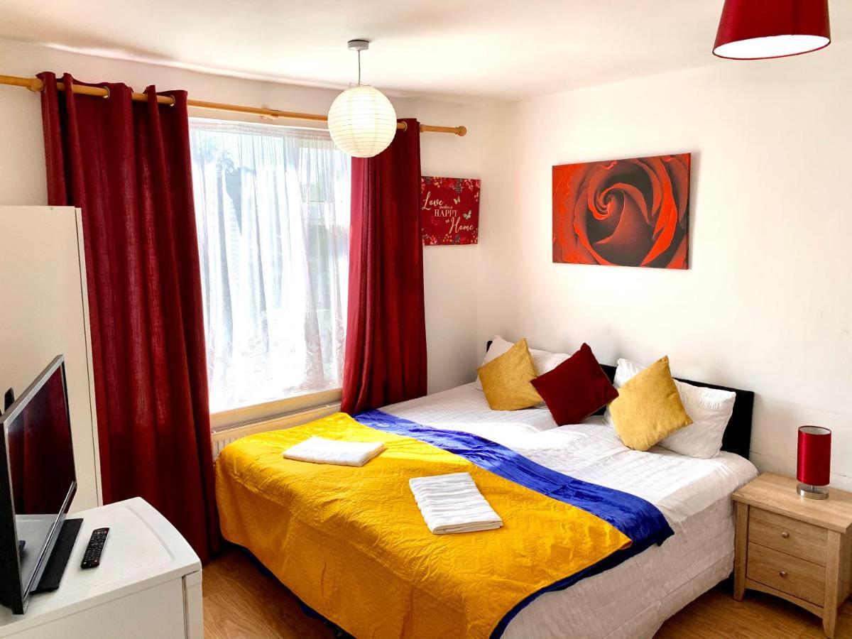 Studio Apartment, Private Bathroom And Parking Ilford Zewnętrze zdjęcie