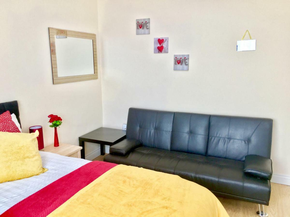 Studio Apartment, Private Bathroom And Parking Ilford Zewnętrze zdjęcie