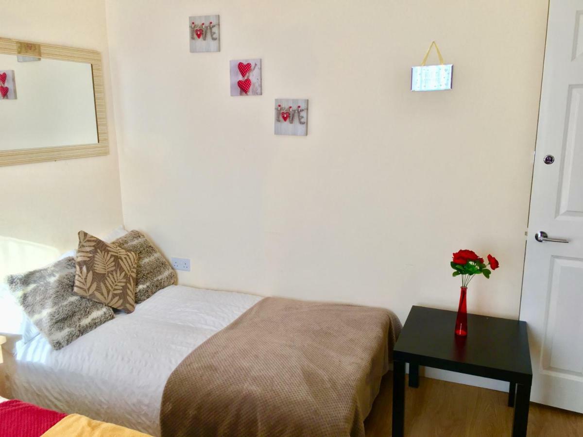 Studio Apartment, Private Bathroom And Parking Ilford Zewnętrze zdjęcie